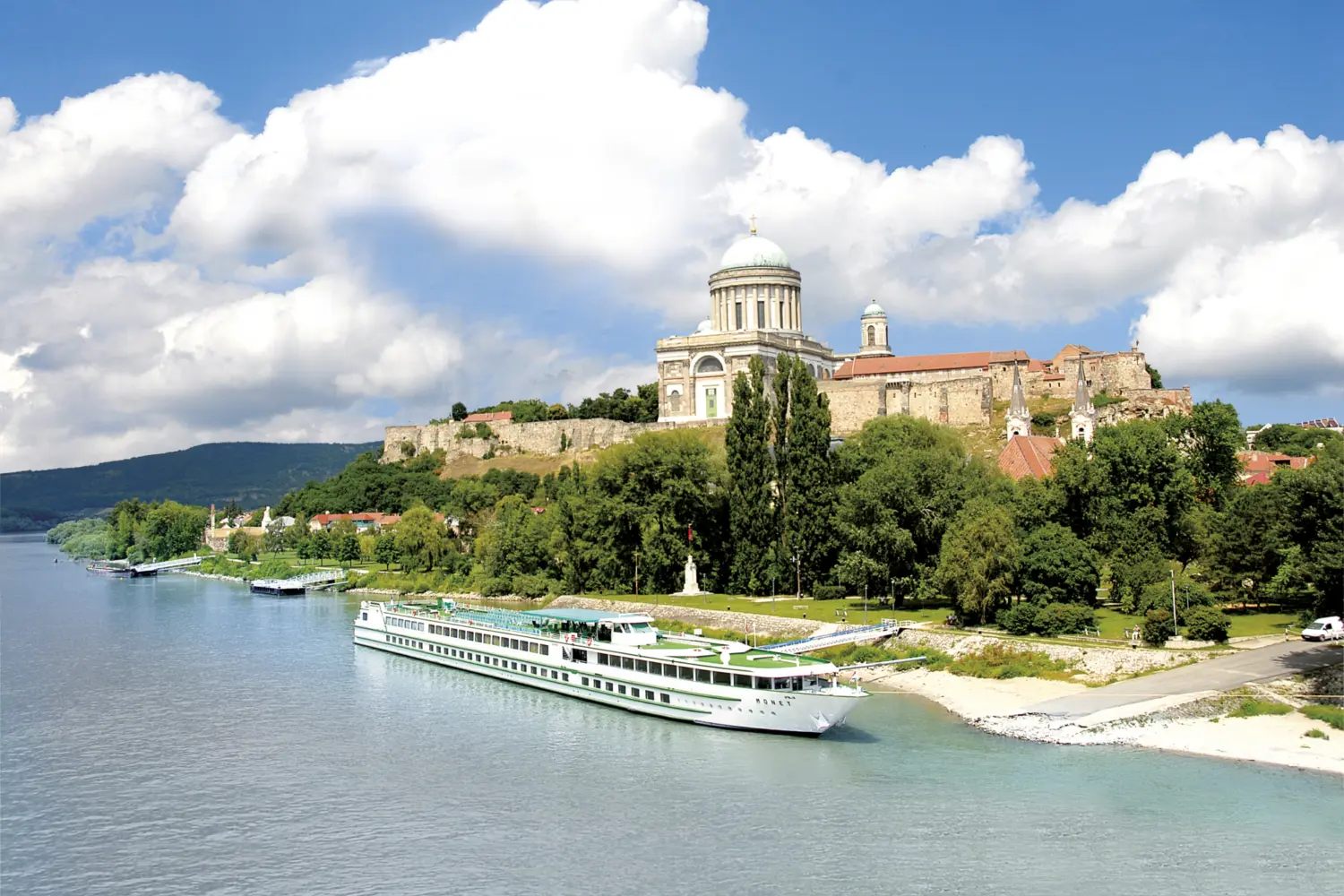 Vue sur un bateau naviguant sur un fleuve