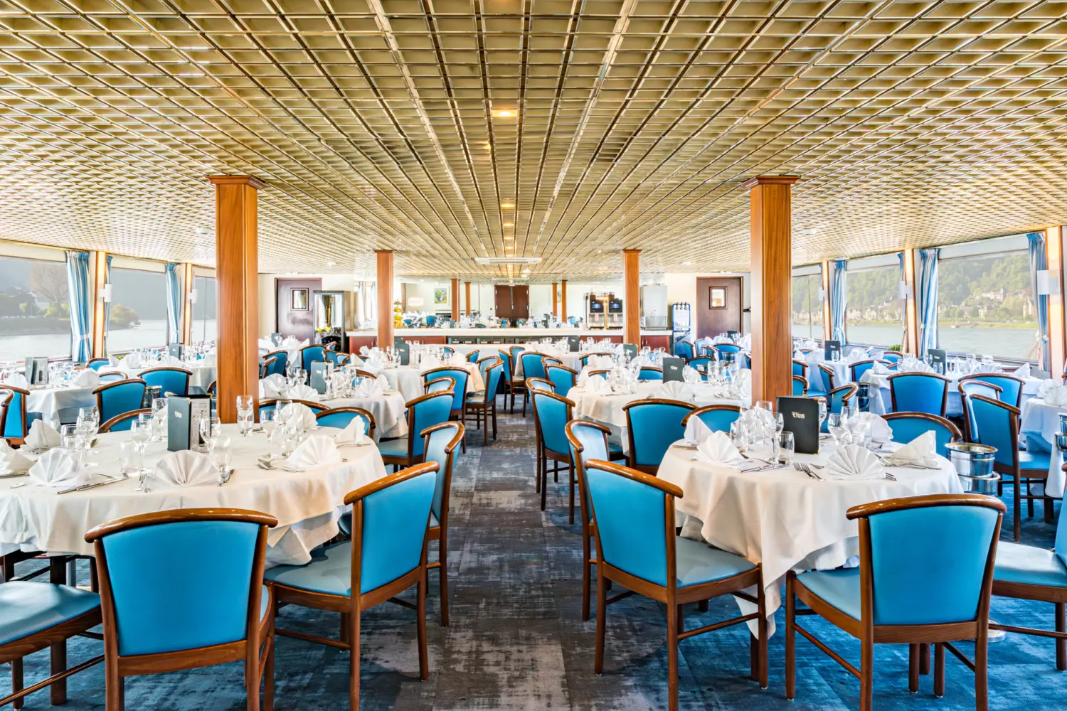 Une salle à manger à bord d'un bateau de CroisiEurope