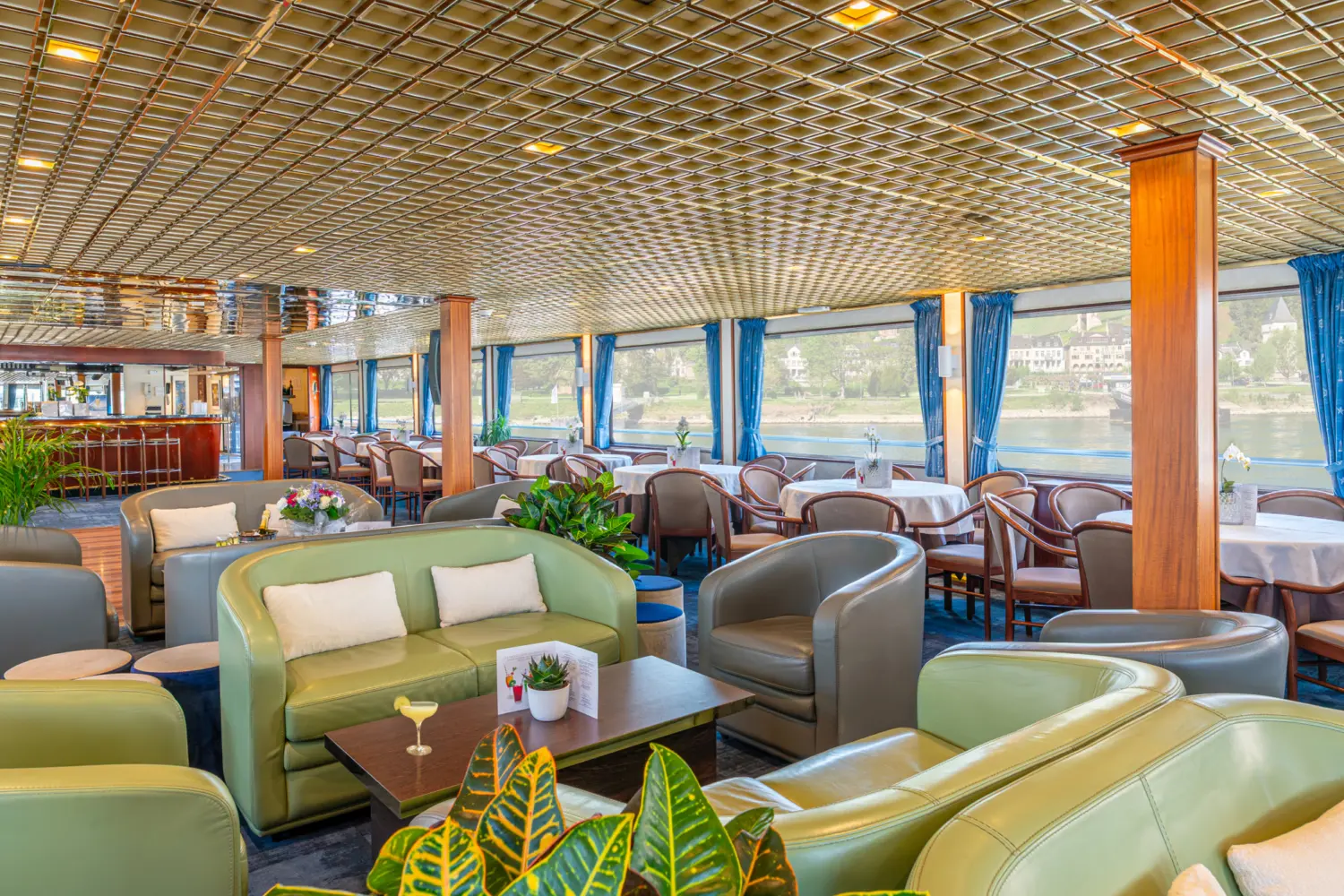 Un salon bar sur un bateau de CroisiEurope