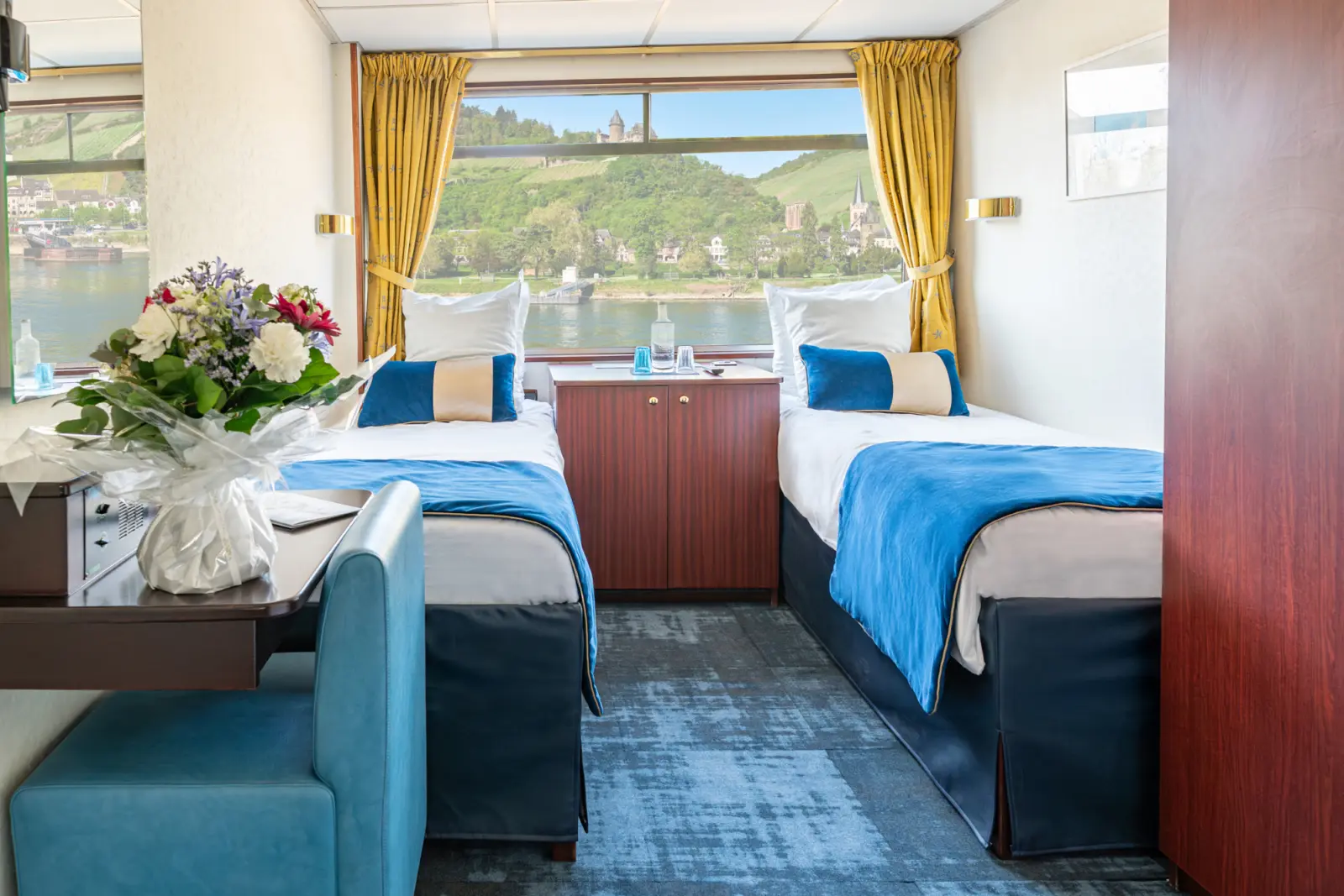 Deux simples dans une cabine de bateau avec vue sur le fleuve
