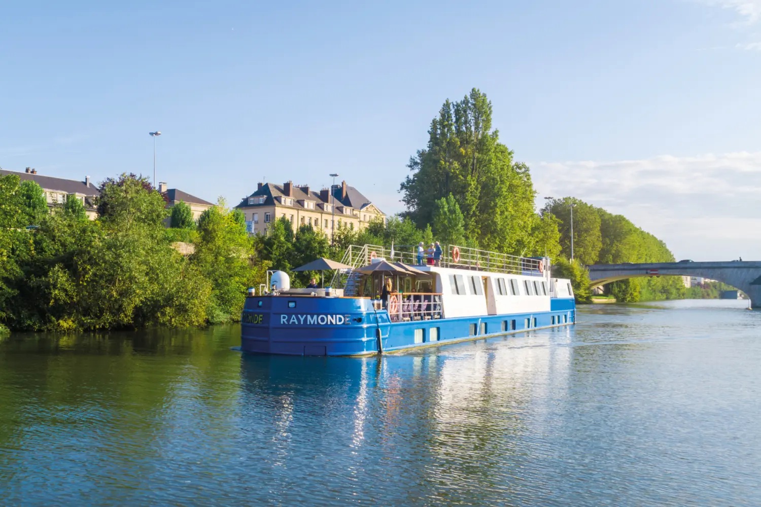 Vue sur une péniche bleu dans les canaux européens