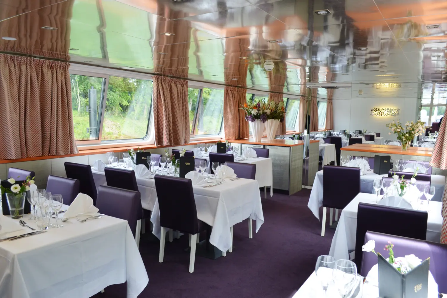 Un restaurant à bord d'un bateau