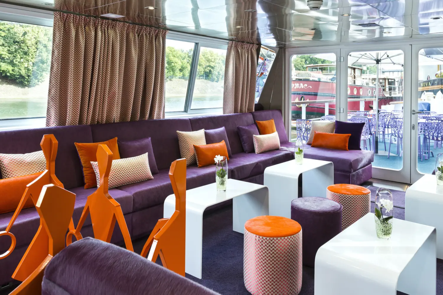Un salon aux couleurs mauve et orange sur un bateau