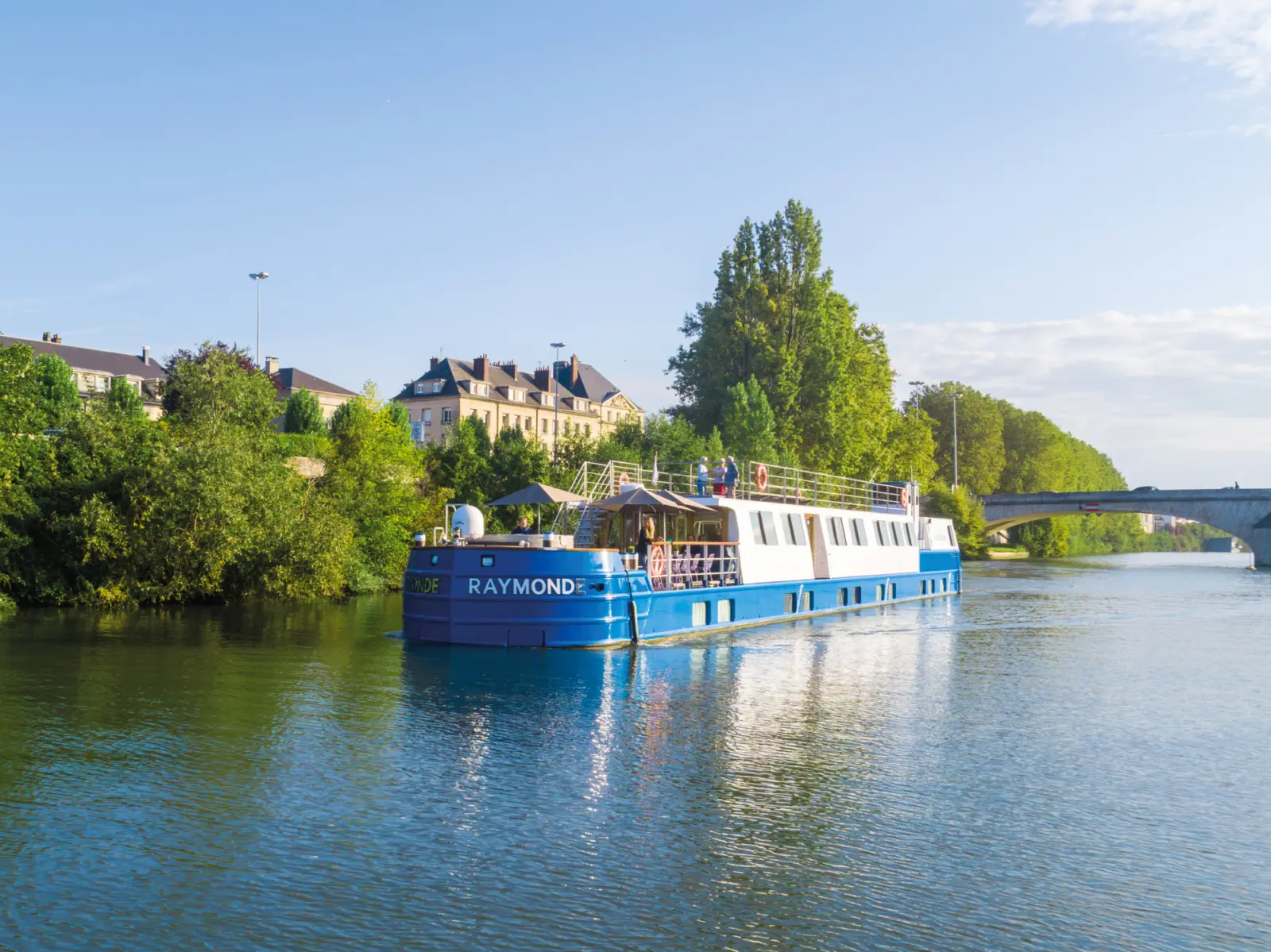 Vue sur une péniche bleu dans les canaux européens