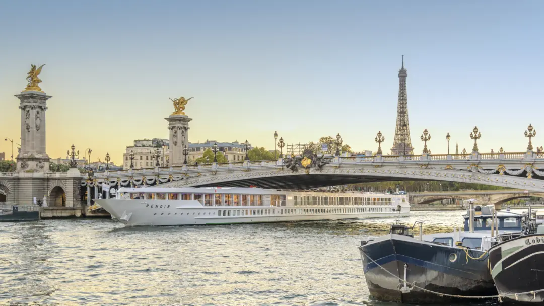 Un bateau de CroisiEurope traversant un pont sur la Seine à Paris