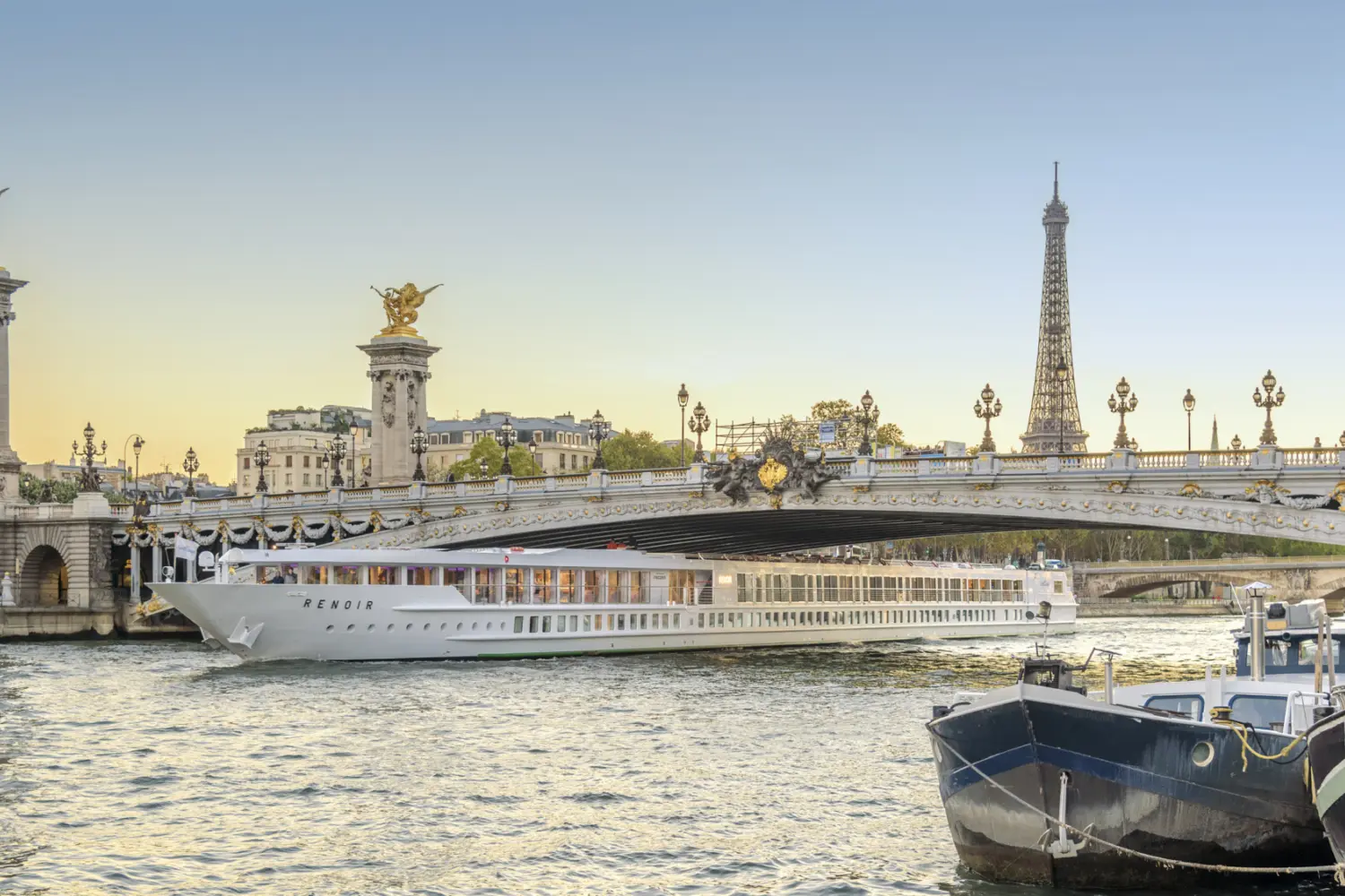 Un bateau de CroisiEurope traversant un pont sur la Seine à Paris