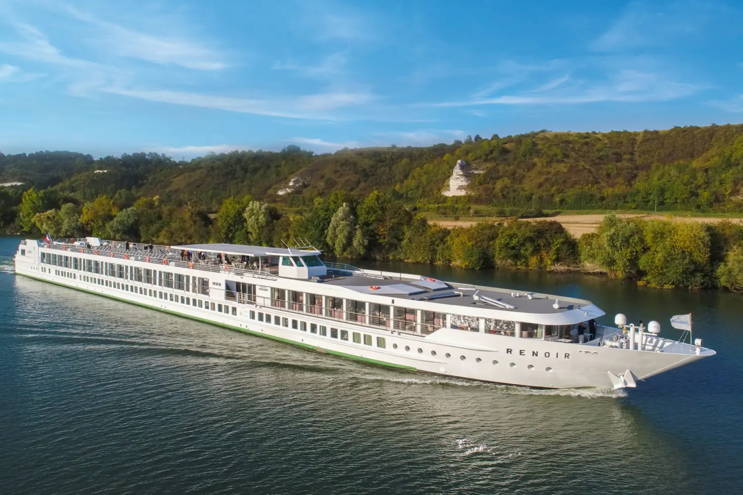 Vue extérieure sur le MS Renoir de CroisiEurope naviguant sur la Seine