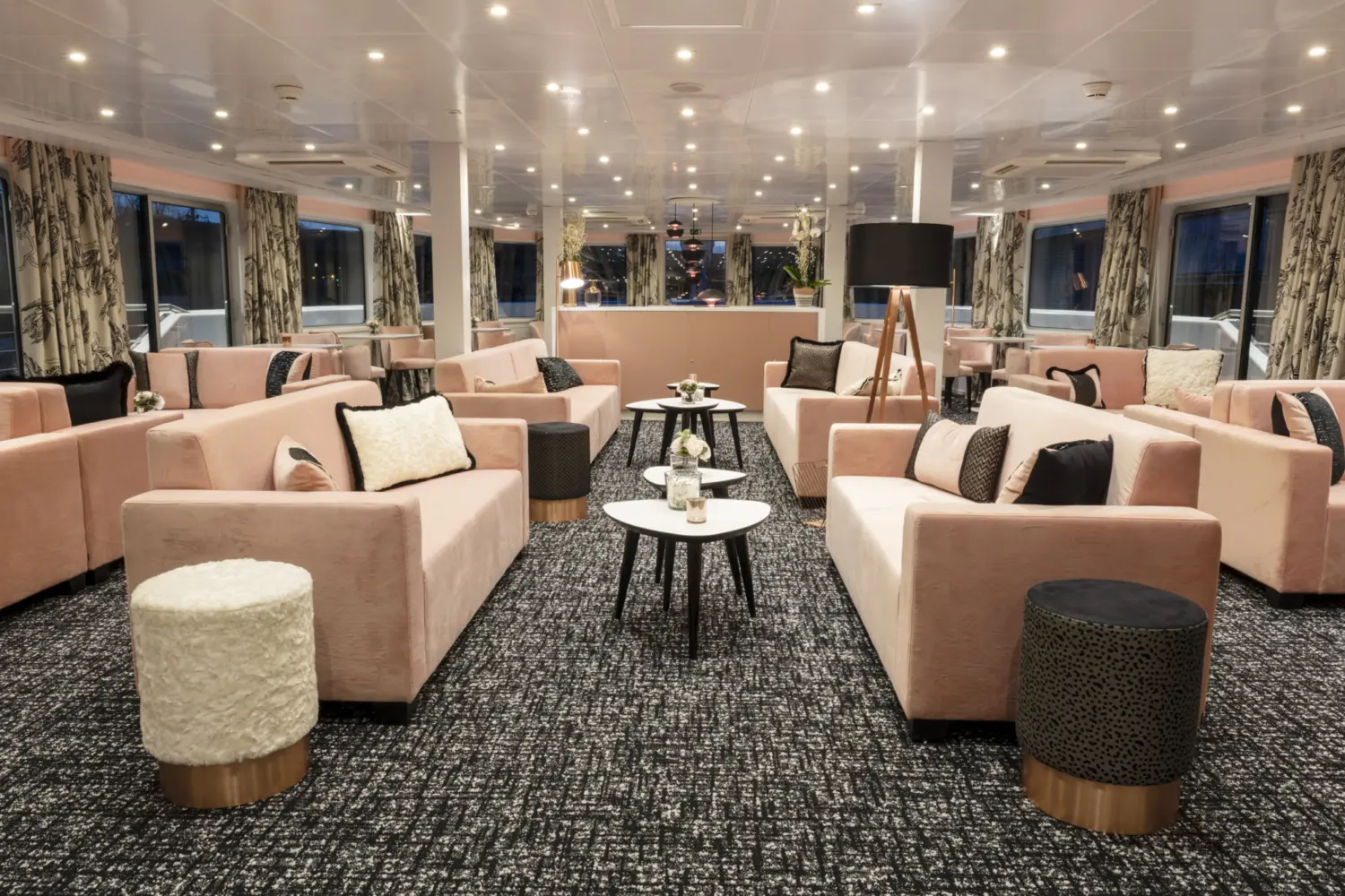 Salon-bar à bord du MS Renoir de CroisiEurope