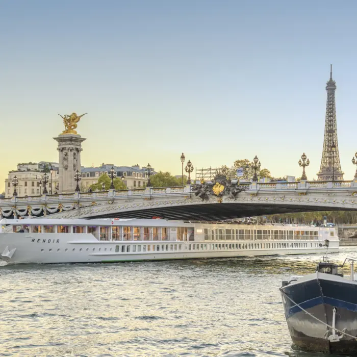Un bateau de CroisiEurope traversant un pont sur la Seine à Paris
