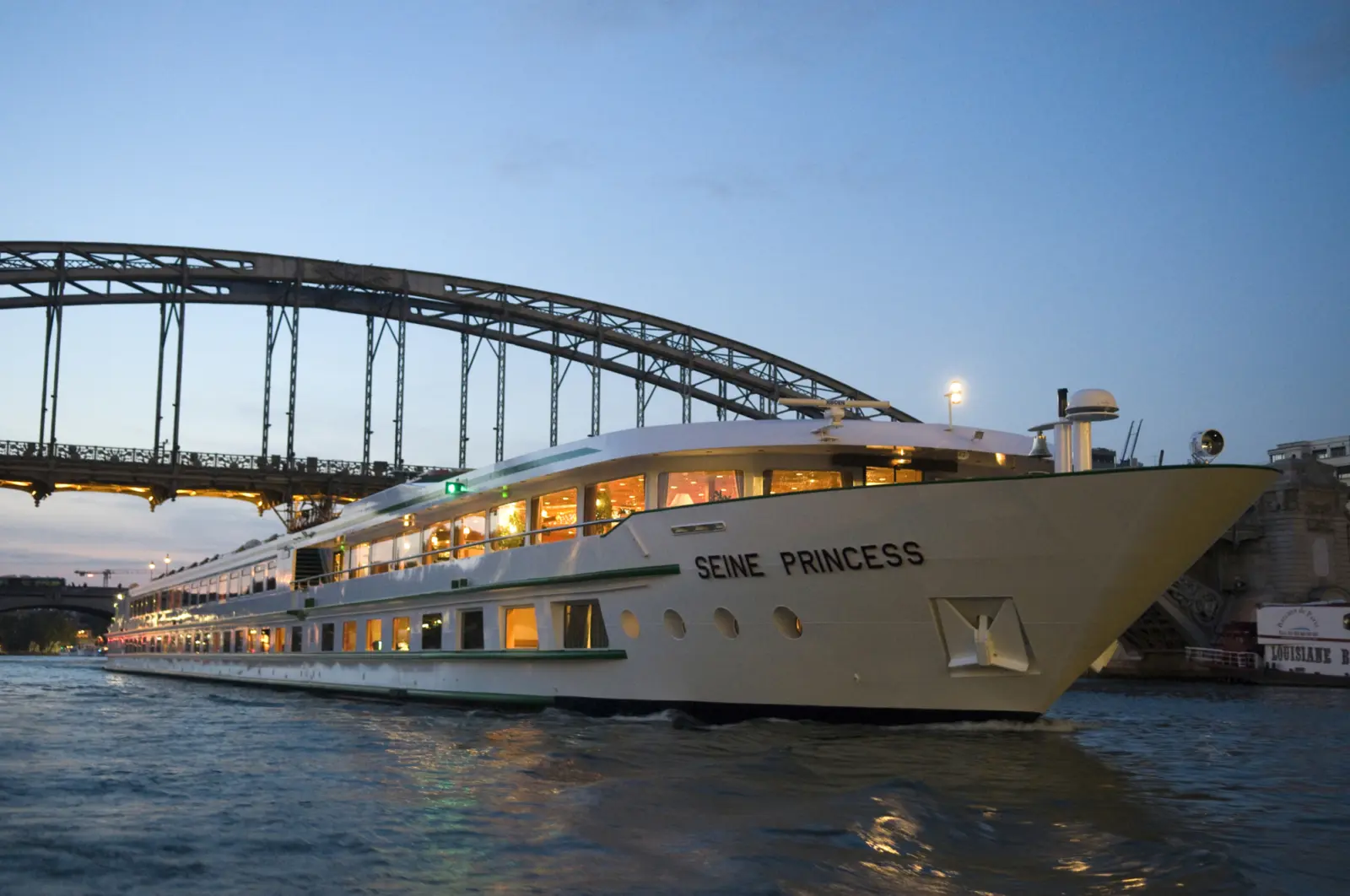 Vue extérieure sur le MS Seine Princesse de CroisiEurope naviguant sur la Seine
