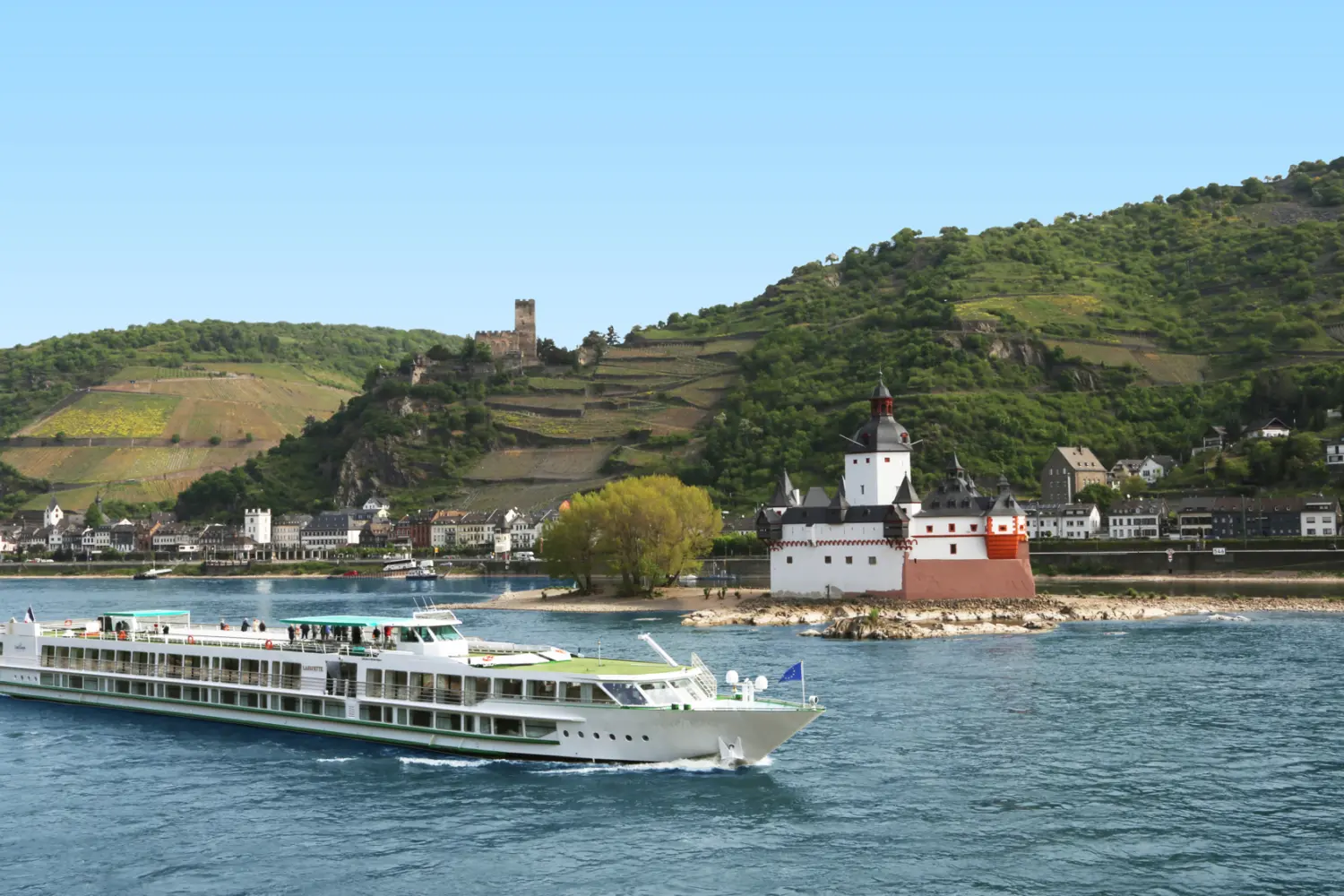 Vue extérieure sur le MS Symphonie de CroisiEurope naviguant sur le Rhin