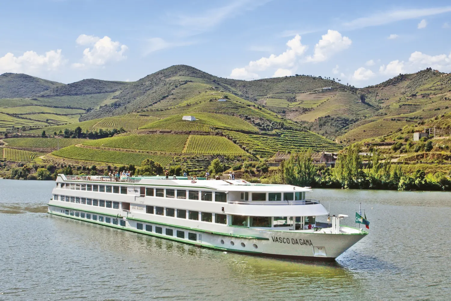 Vue extérieure sur le MS Vasco de Gama de CroisiEurope naviguant sur le Douro