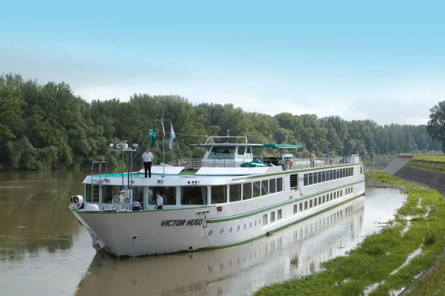 Vue extérieure sur le MS Victor Hugo de CroisiEurope