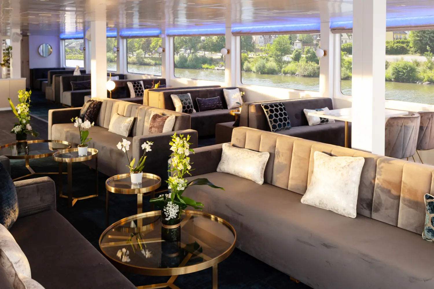 Salon-bar à bord du MS Victor Hugo de CroisiEurope