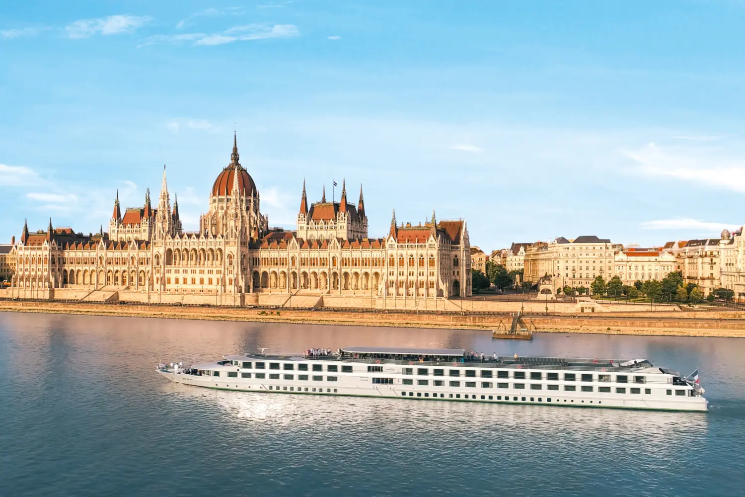 Vue extérieur du MS Vivaldi de CroisiEurope naviguant sur le Danube devant le Parlement de Budapest