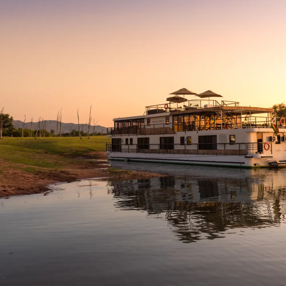 Vue extérieure sur le RV African Dream de CroisiEurope au coucher du soleil