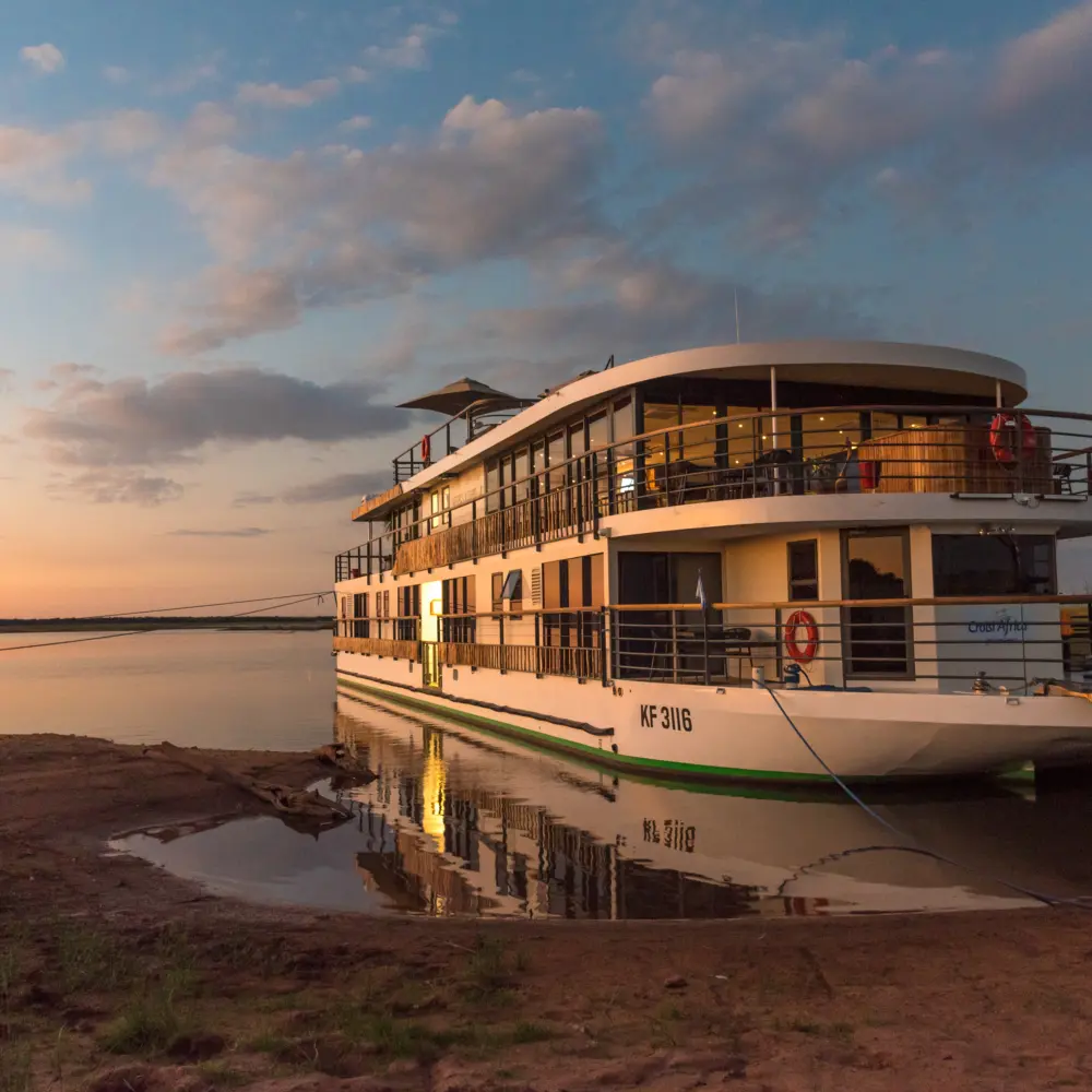 Vue extérieure sur le RV African Dream de CroisEurope sur les rives du Zambèse