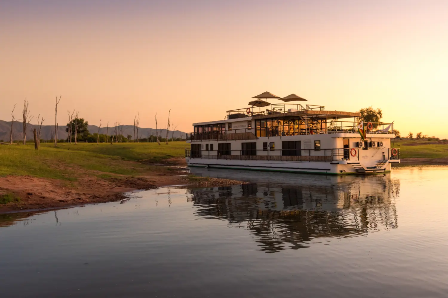 Vue extérieure sur le RV African Dream de CroisiEurope au coucher du soleil