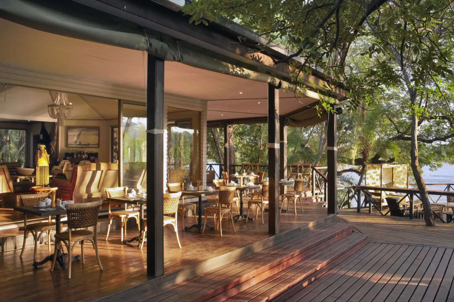 Salle à manger extérieure au Cascade Lodge 5 étoiles lors du séjour à Kasane au Botswana