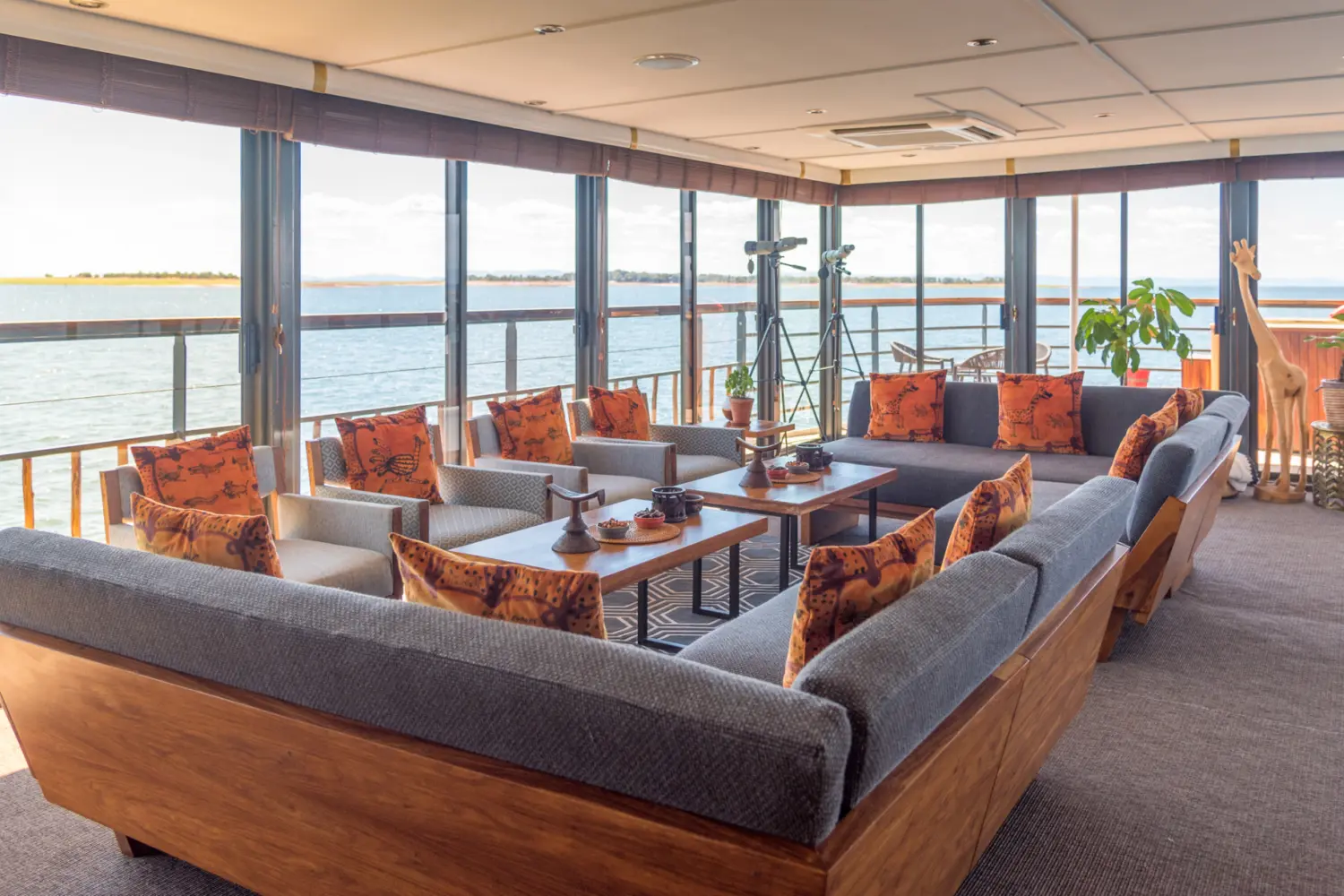Salon-bar à bord du RV African Dream de CroisiEurope