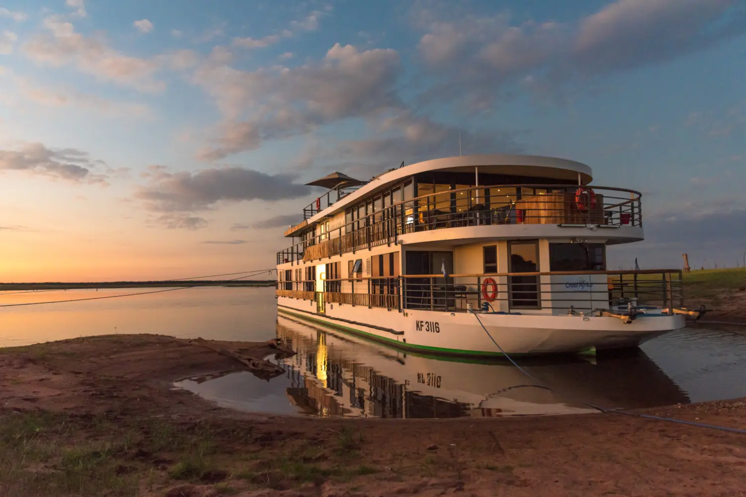 Vue extérieure sur le RV African Dream de CroisEurope sur les rives du Zambèse