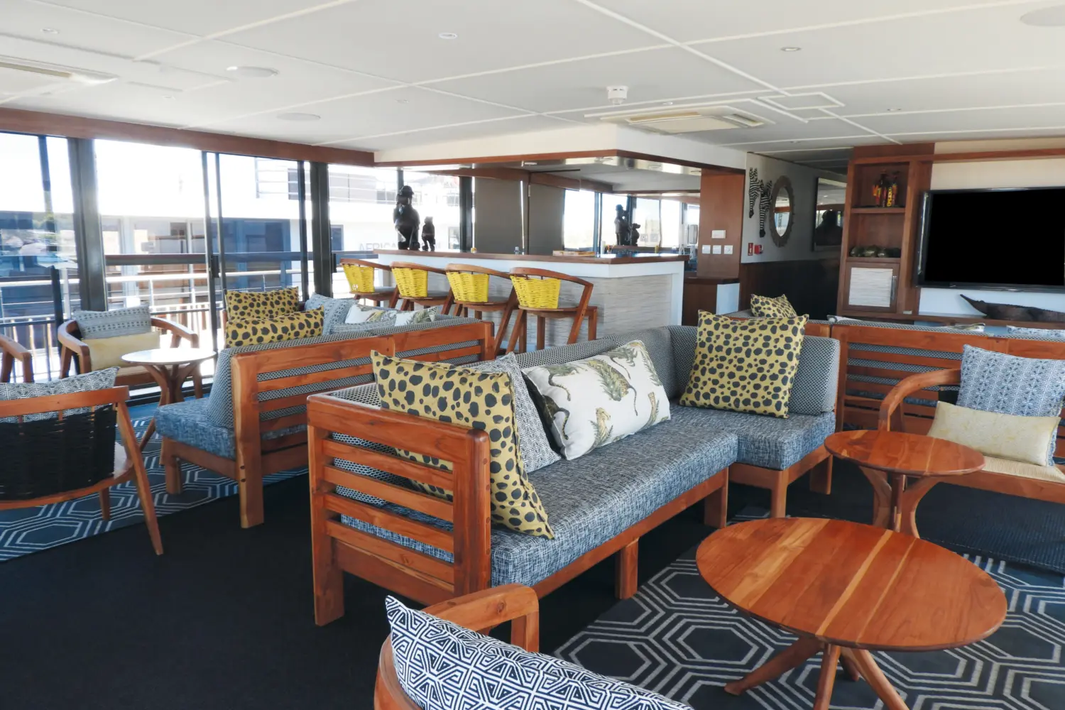 Salon-bar à bord RV Zimbabwean Dream de CroisiEurope