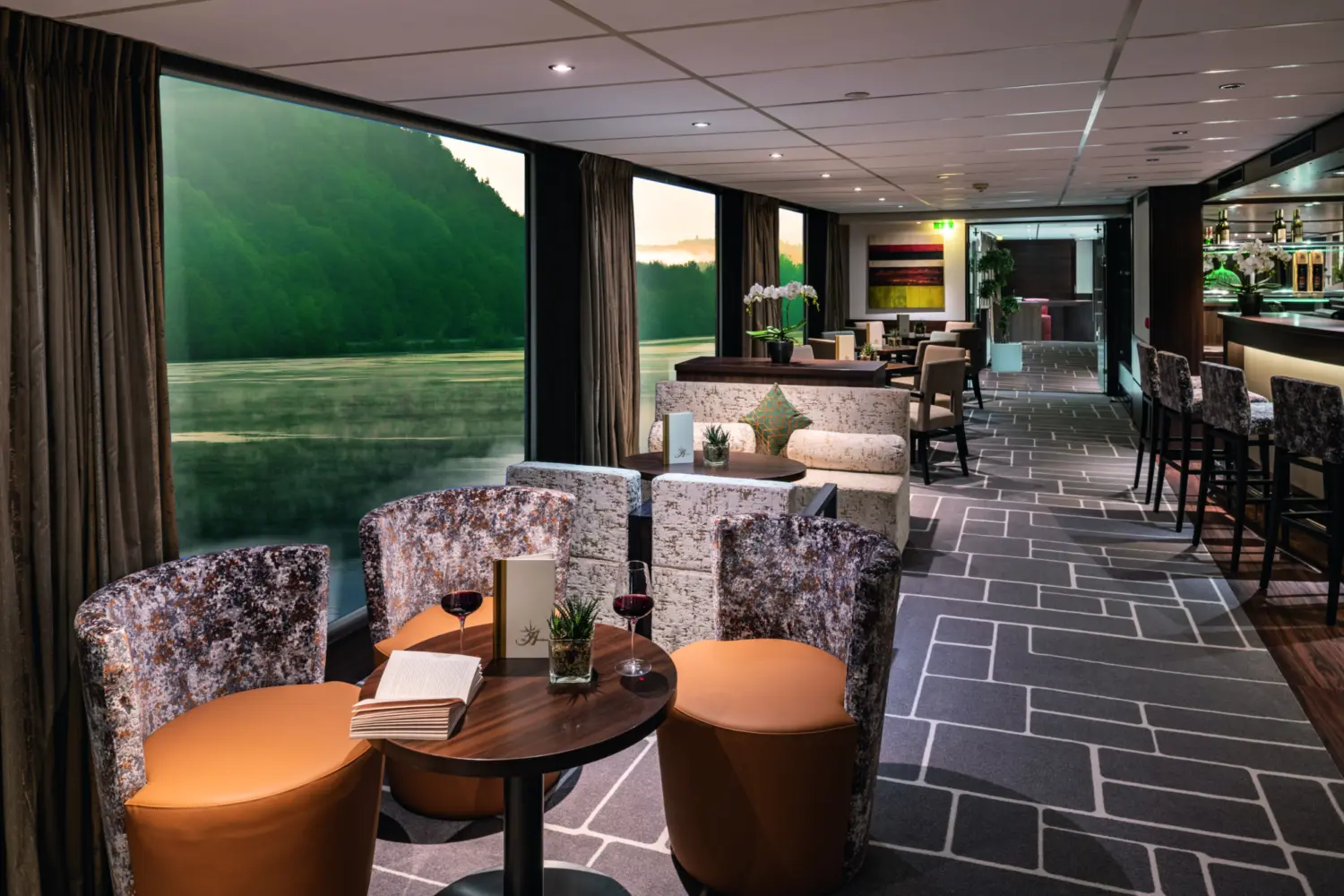 Vue intérieure du salon-bar Panorama à bord de l'Amadeus Brilliant de Lüftner Cruises