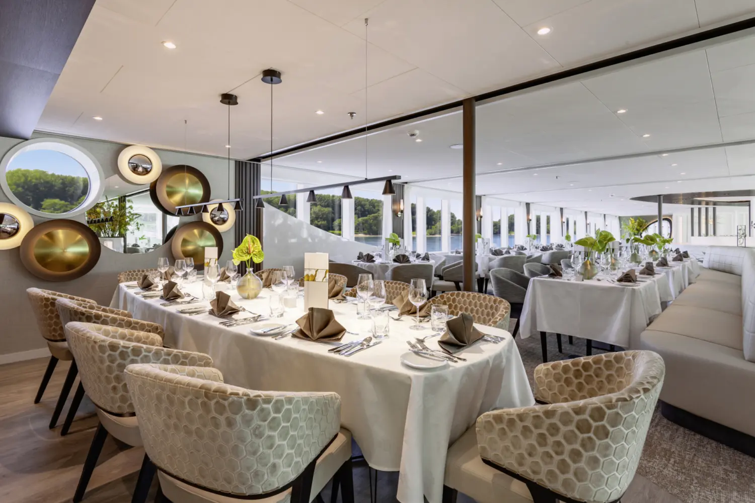 Vue intérieure du restaurant à bord de l'Amadeus Cara de Lüftner Cruises