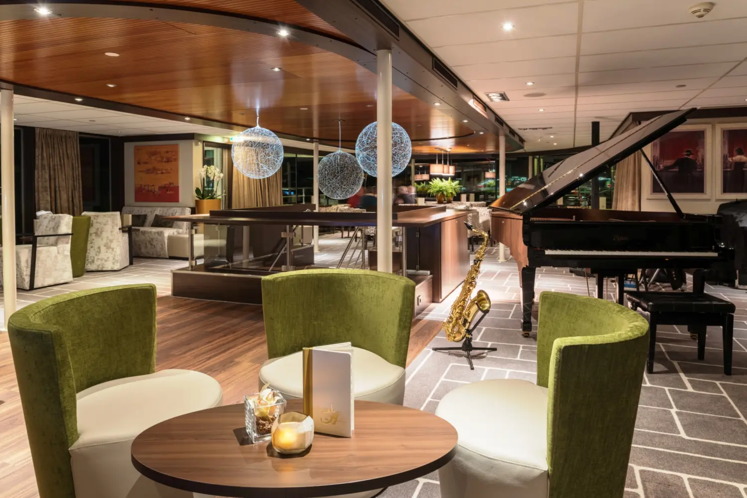 Vue intérieure du salon-bar Panorama à bord de l'Amadeus Diamond de Lüftner Cruises