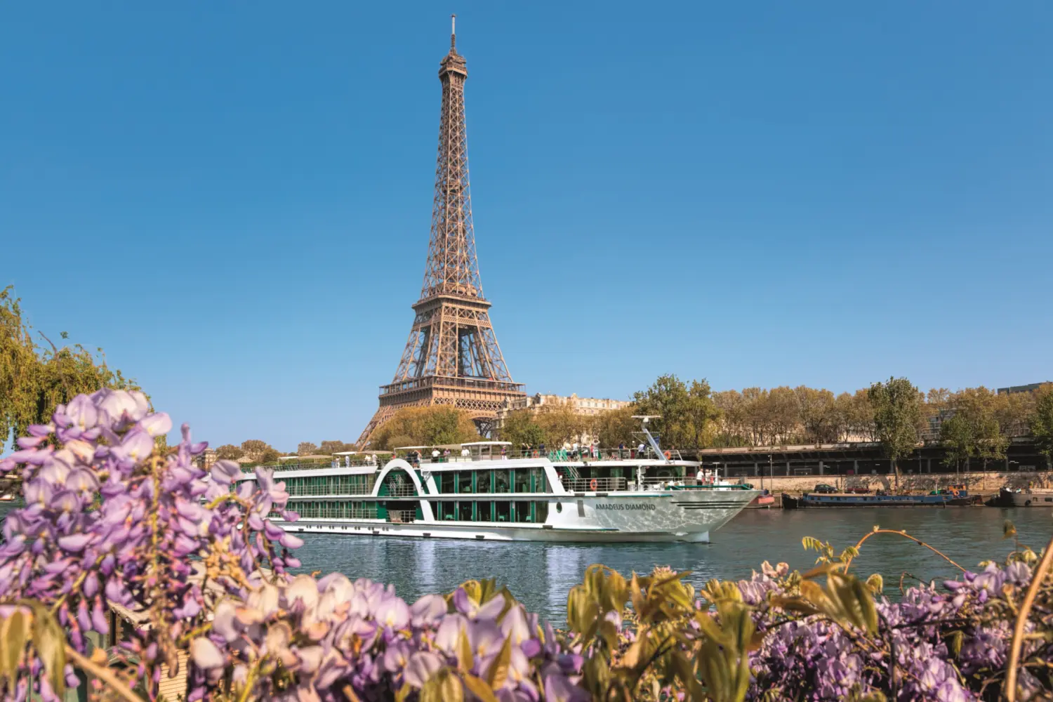 Vue extérieure du Amadeus Diamond de Lüftner Cruises avec la tour Eiffel en arrière-plan