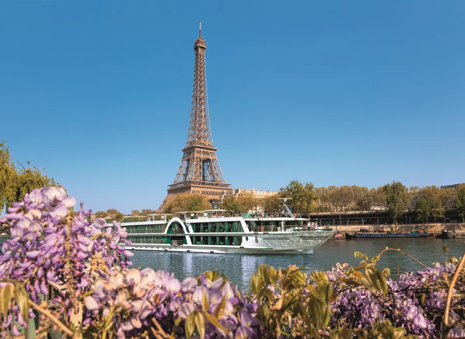 Vue extérieure du Amadeus Diamond de Lüftner Cruises avec la tour Eiffel en arrière-plan