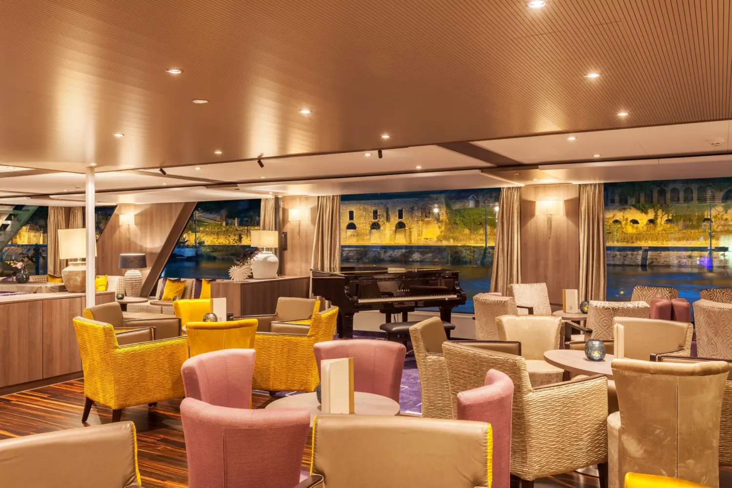 Vue intérieure du salon-bar Panorama à bord de l'Amadeus Provence de Lüftner Cruises