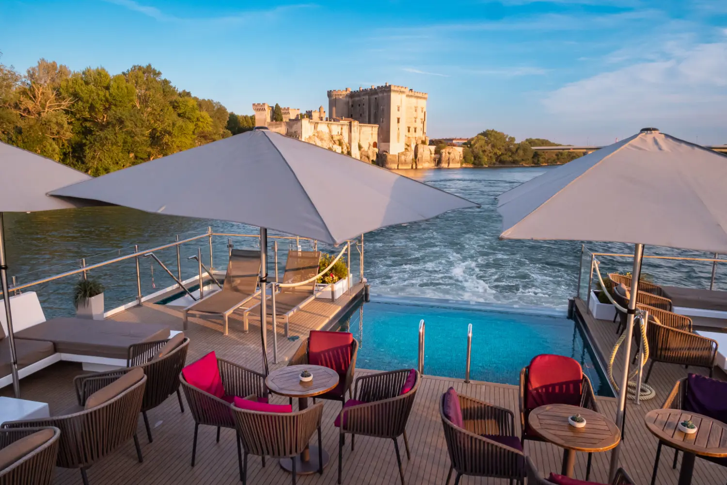 Vue extérieure du pont soleil  et de la piscine à débordement à bord du Amadeus Provence
