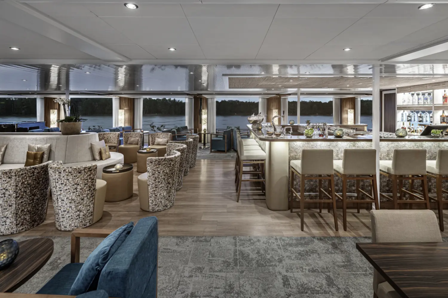 Vue intérieure du salon-bar Panorama à bord de l'Amadeus Queen de Lüftner Cruises