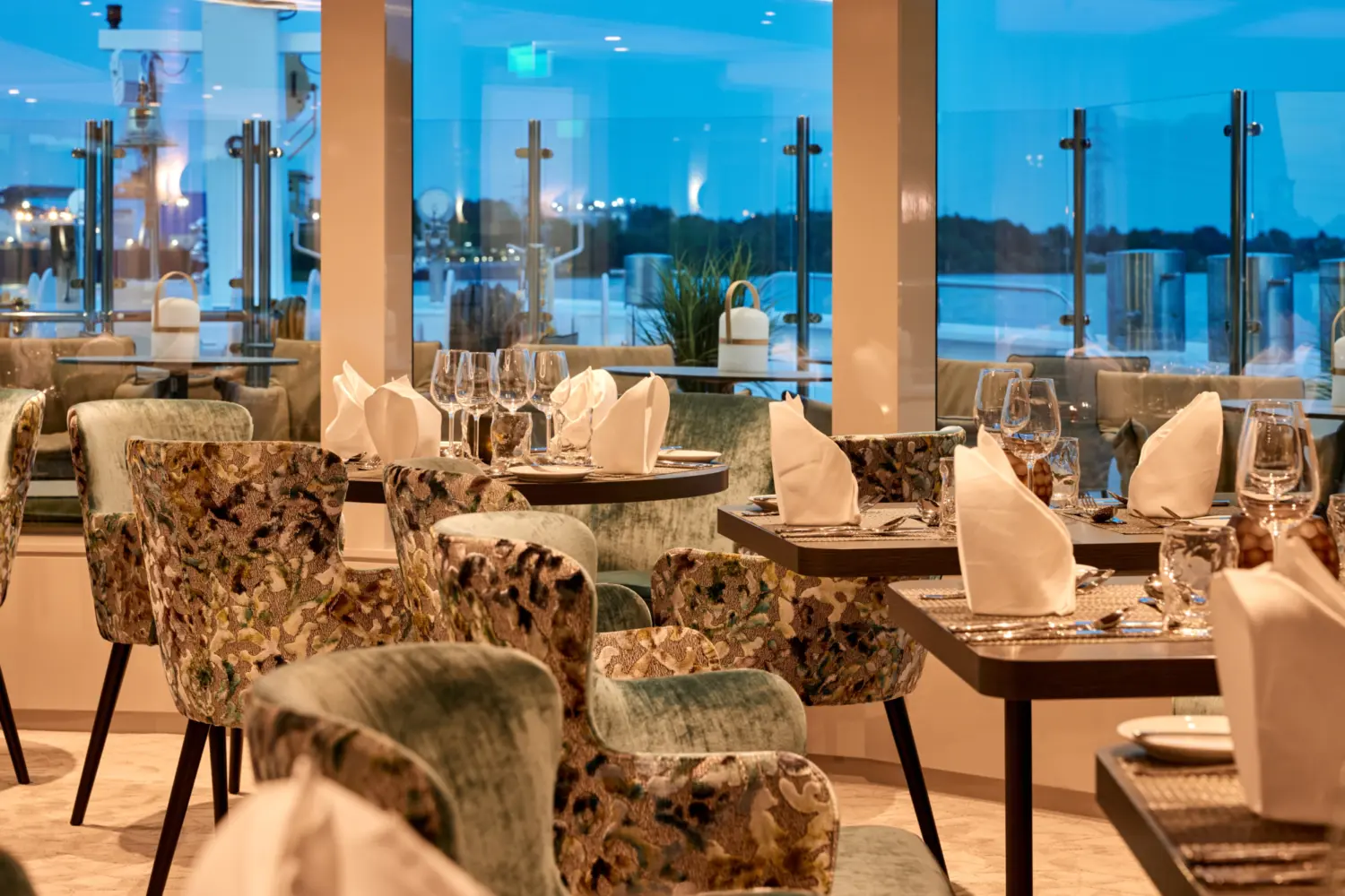 Vue intérieure du salon-bar Panorama à bord de l'Amadeus Riva de Lüftner Cruises