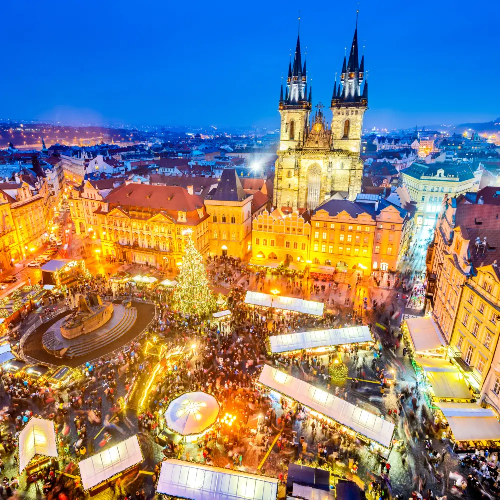 Vue sur le marché de Noël sur la place de Vieille Ville à Prague en Tchéquie
