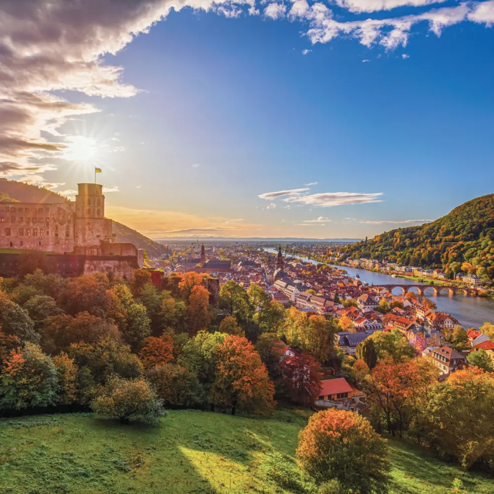 Le magnifique paysage automnal de la ville historique d'Heidelberg, en Allemagne, avec son célèbre Château de Heidelberg dominant la vallée et le fleuve Neckar