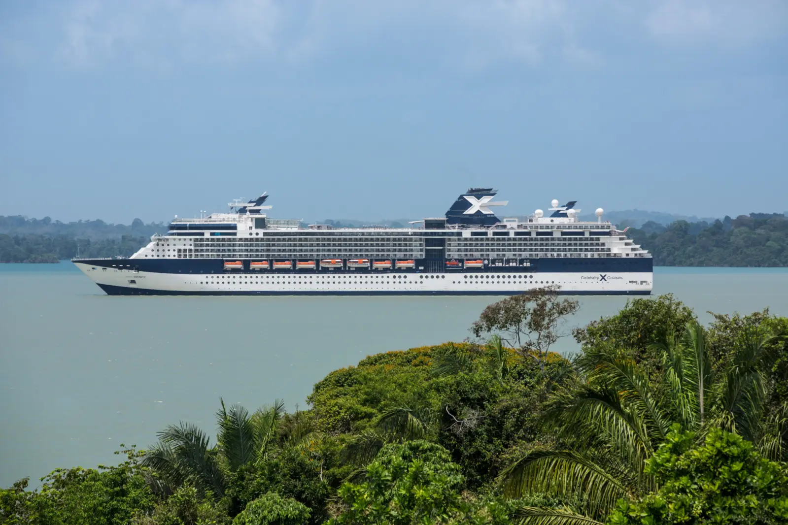 Vue extérieure sur le Celebrity Infinity de la cmopagnie Celebrity Cruises