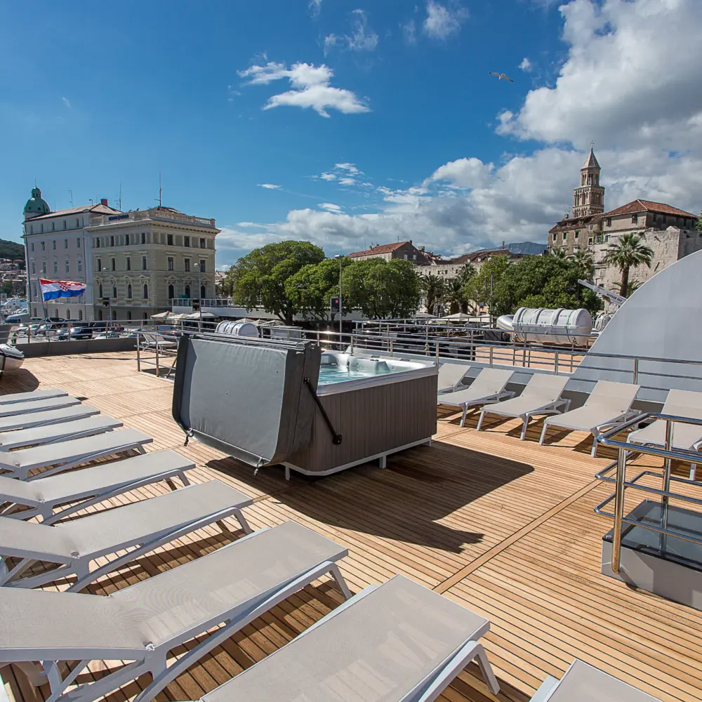 Vue extérieure sur le pont soleil à bord du yacht Ave Maria