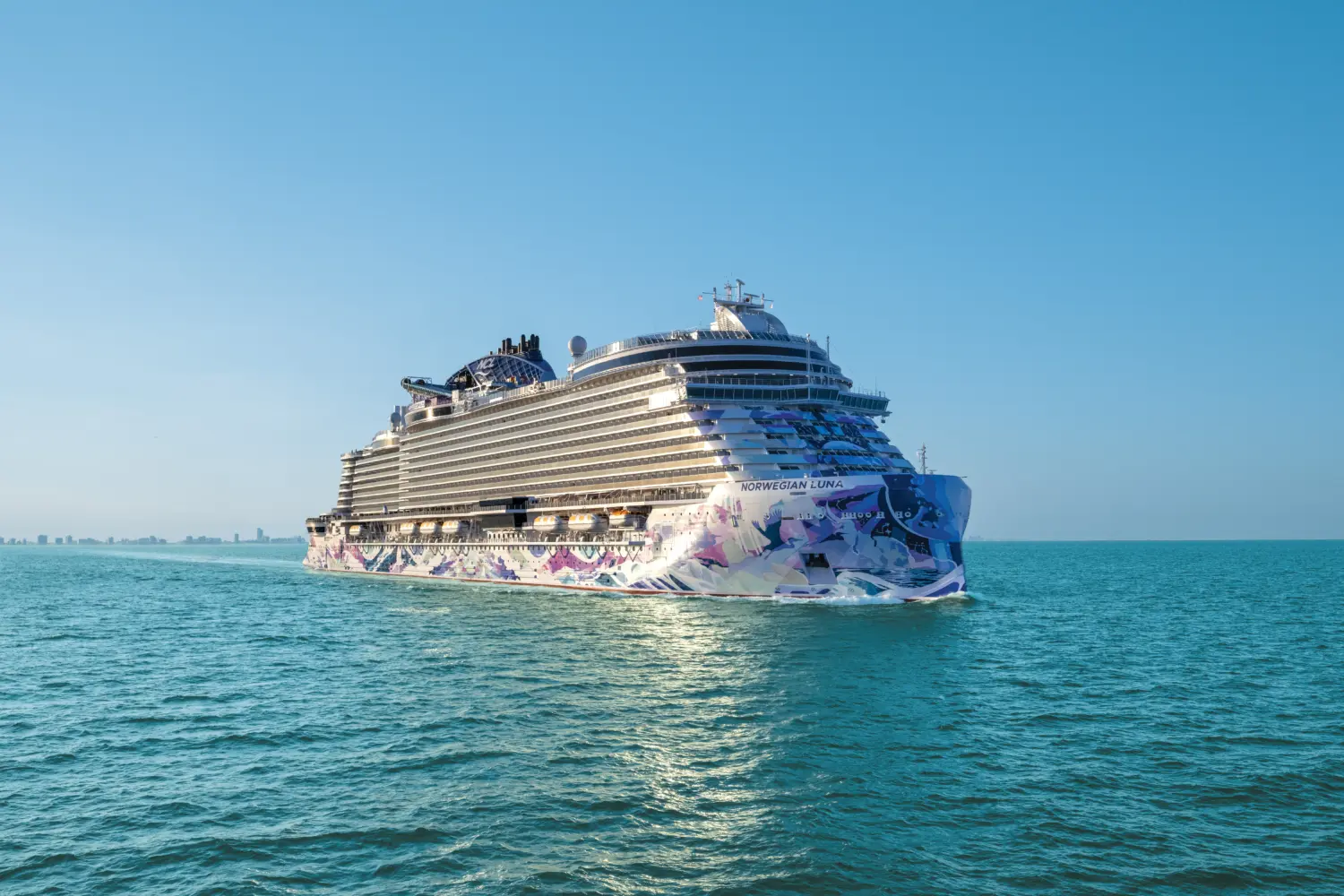 Un navire de Norwegian Cruise Line, vu de l'extérieur dans l'océan
