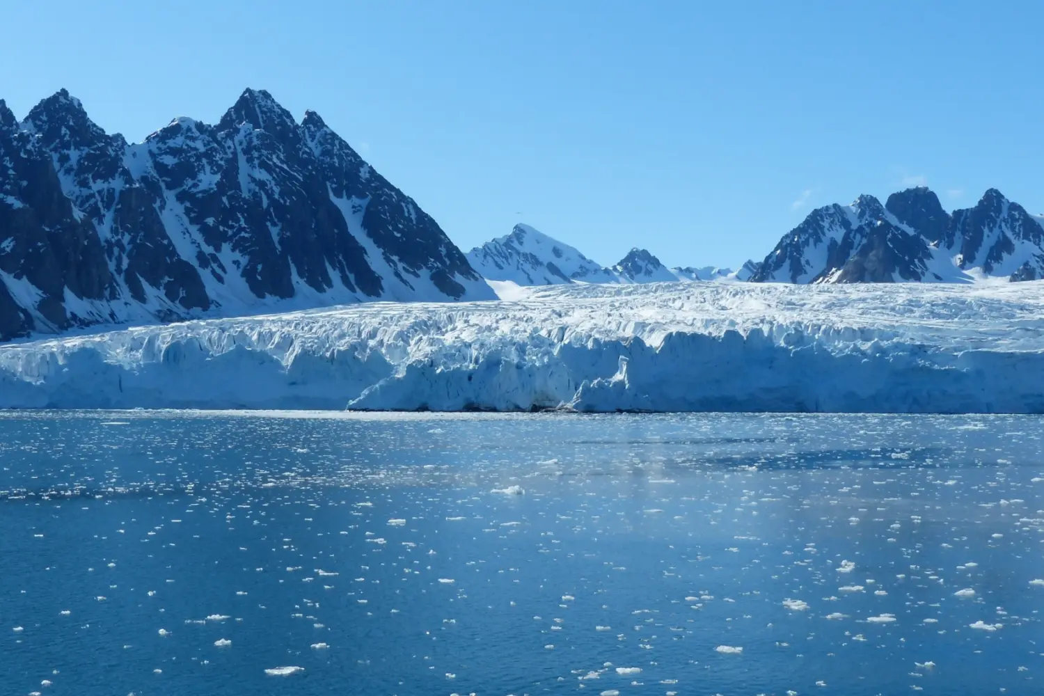 Magnifique vue sur un glacier dans la région de l'Arctique