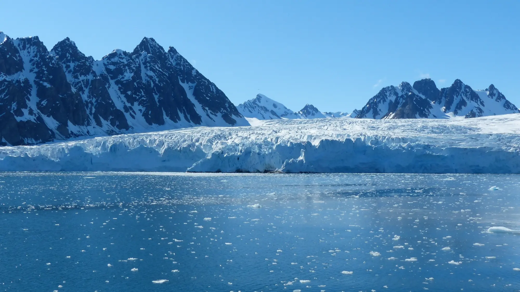 Magnifique vue sur un glacier dans la région de l'Arctique