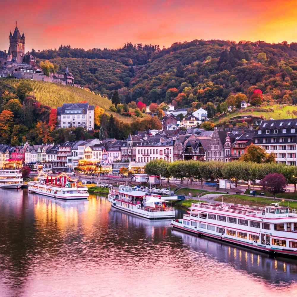 Vue sur le fleuve La Moselle et le ville de Cochem en Allemagne