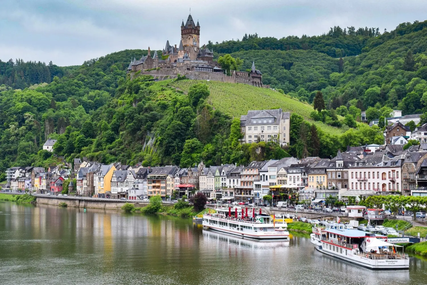 Vue sur le fleuve La Moselle et le ville de Cochem en Allemagne