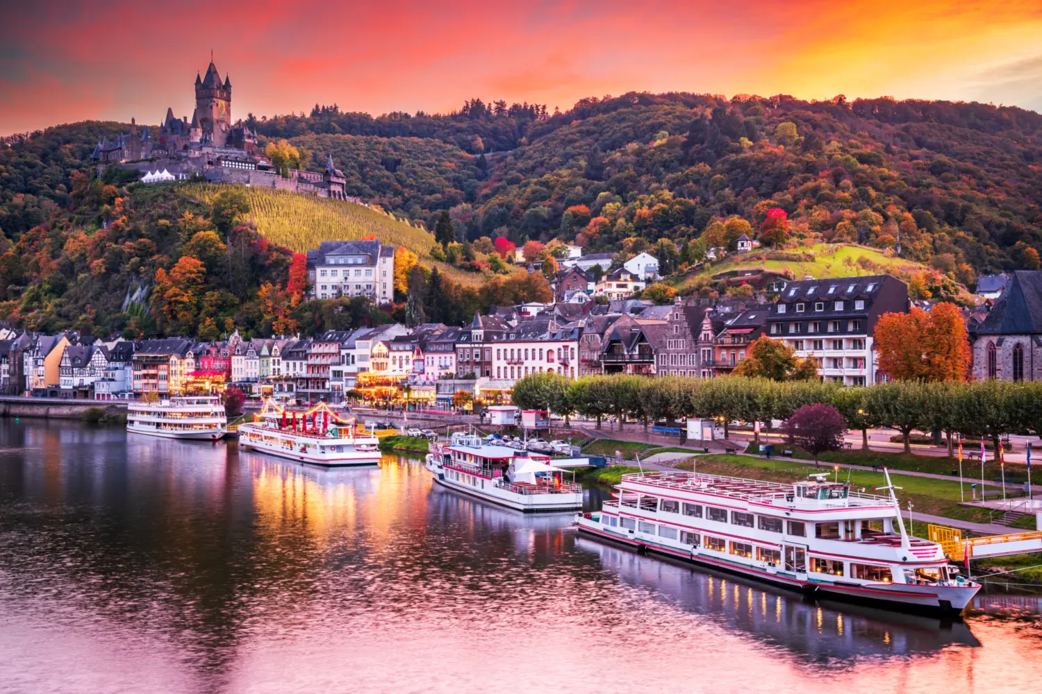 Vue sur le fleuve La Moselle et le ville de Cochem en Allemagne