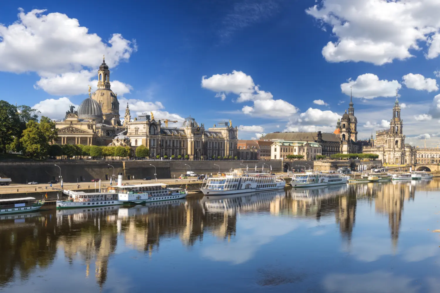 Vue sur l'Elbe et la magnifique ville Dresde en Allemagne