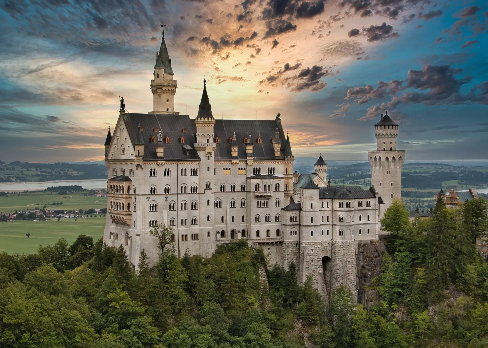 Vue sur le château Neuschwanstein en Allemagne qui a inspiré Walt Disney pour la création du châtaeu de la Belle au bois dormant