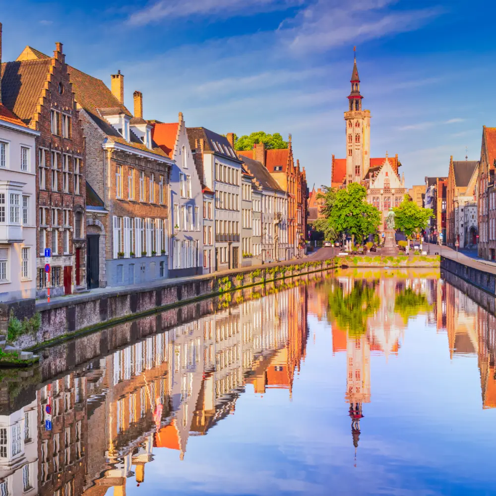 Un canal étal dans la ville de Bruges, en Belgique