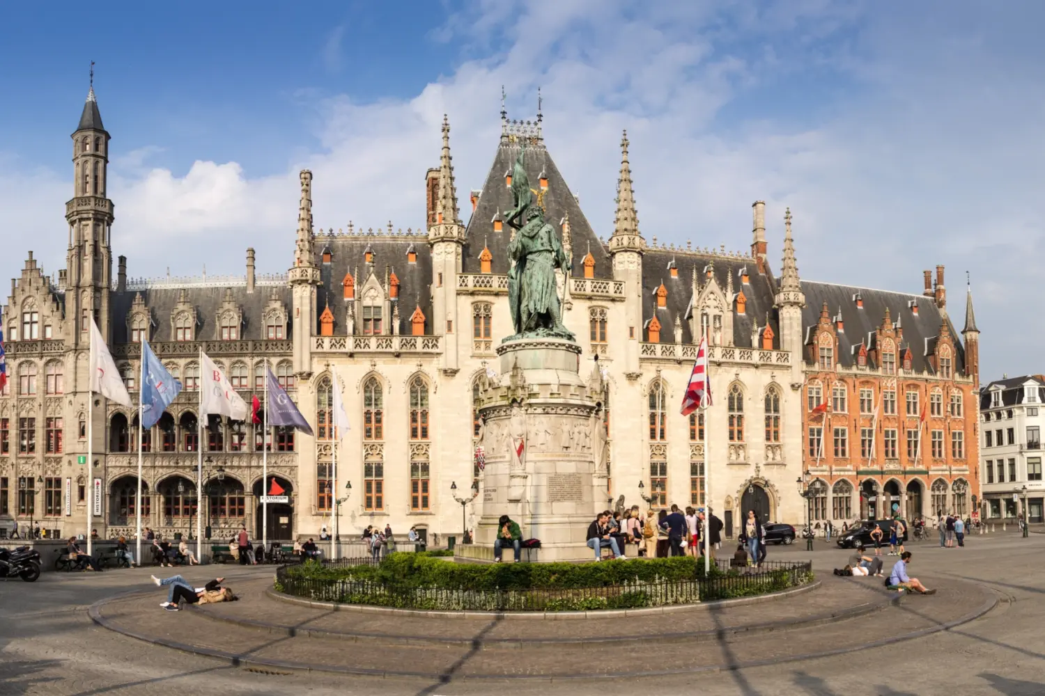 Un grand palais en face d'une place à Bruges, Belgique