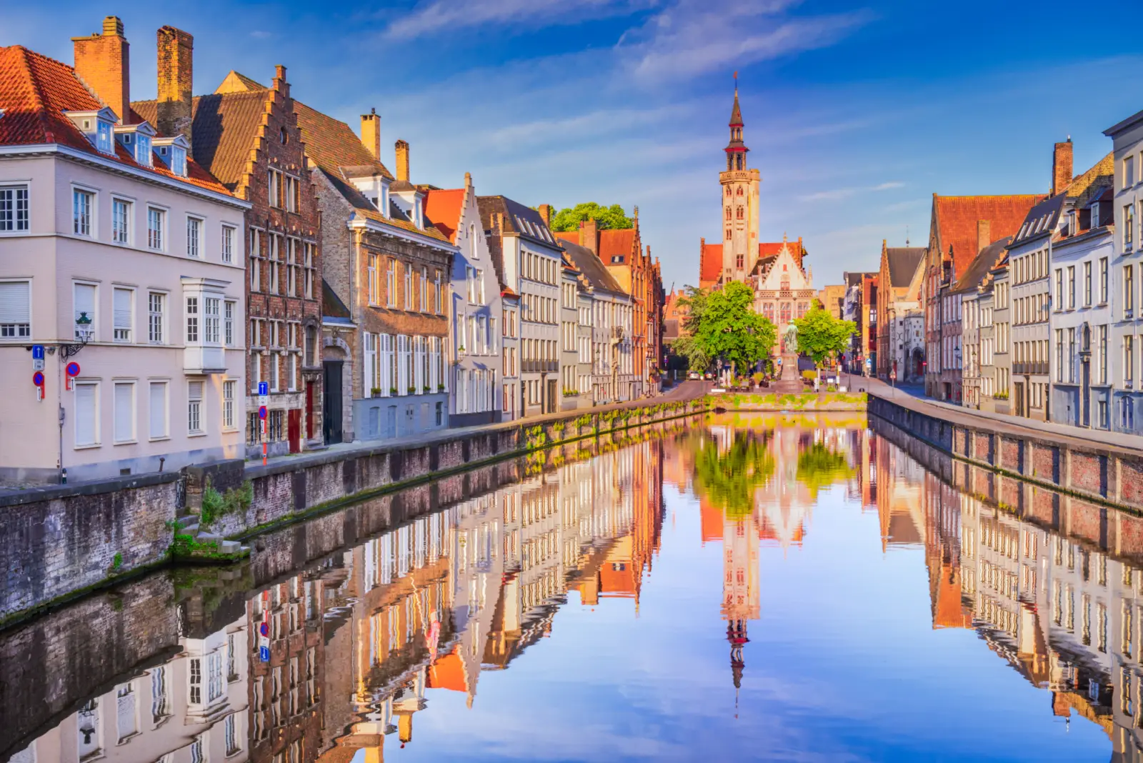 Un canal étal dans la ville de Bruges, en Belgique